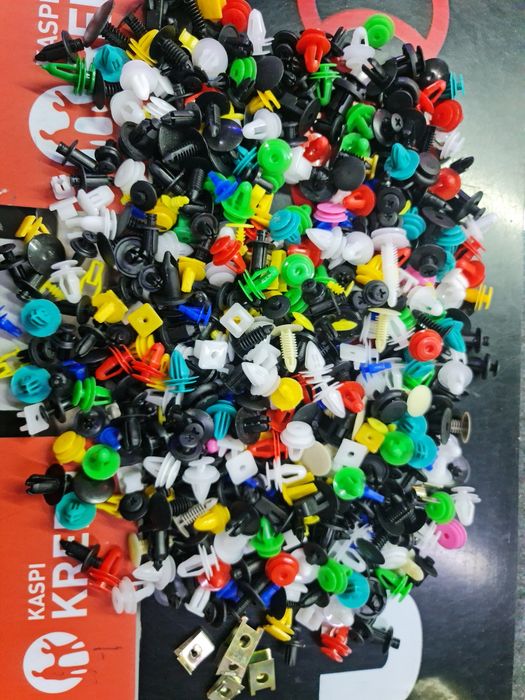 Клипсы для пластиковой обшивки автомобиля.