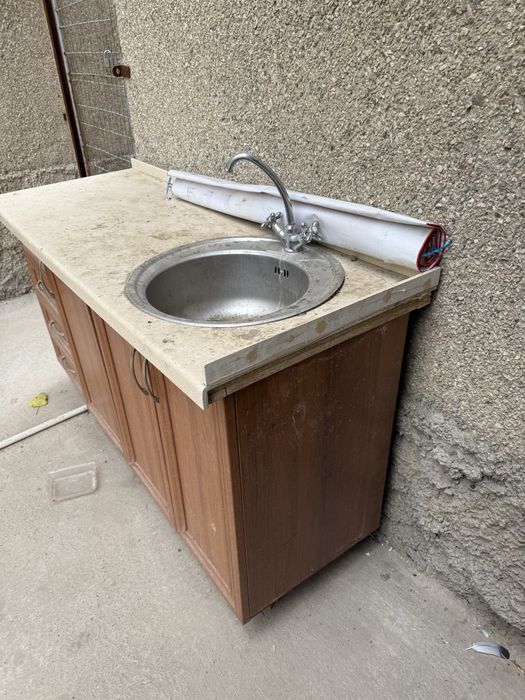 стол с раковина в хорошем состояние