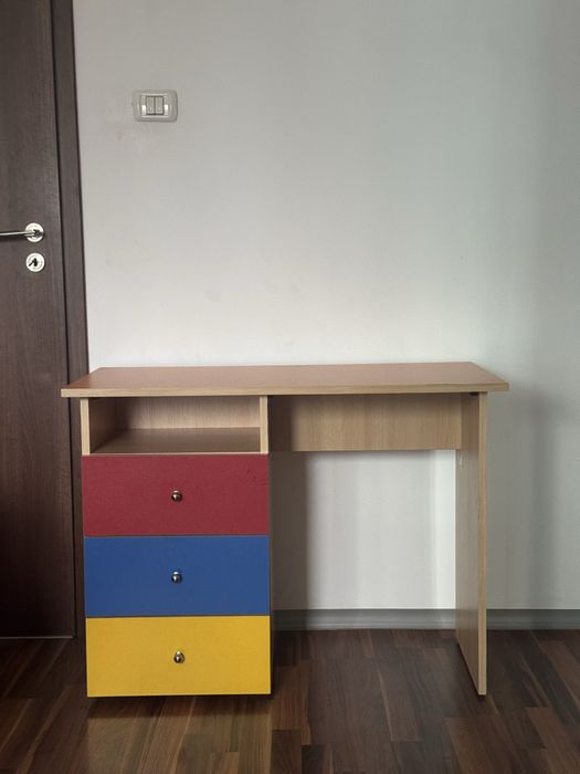 Birou pentru copii cu sertare colorate