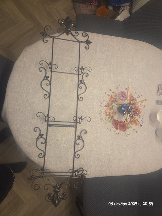 Подставка настенная для коллекционных тарелок.