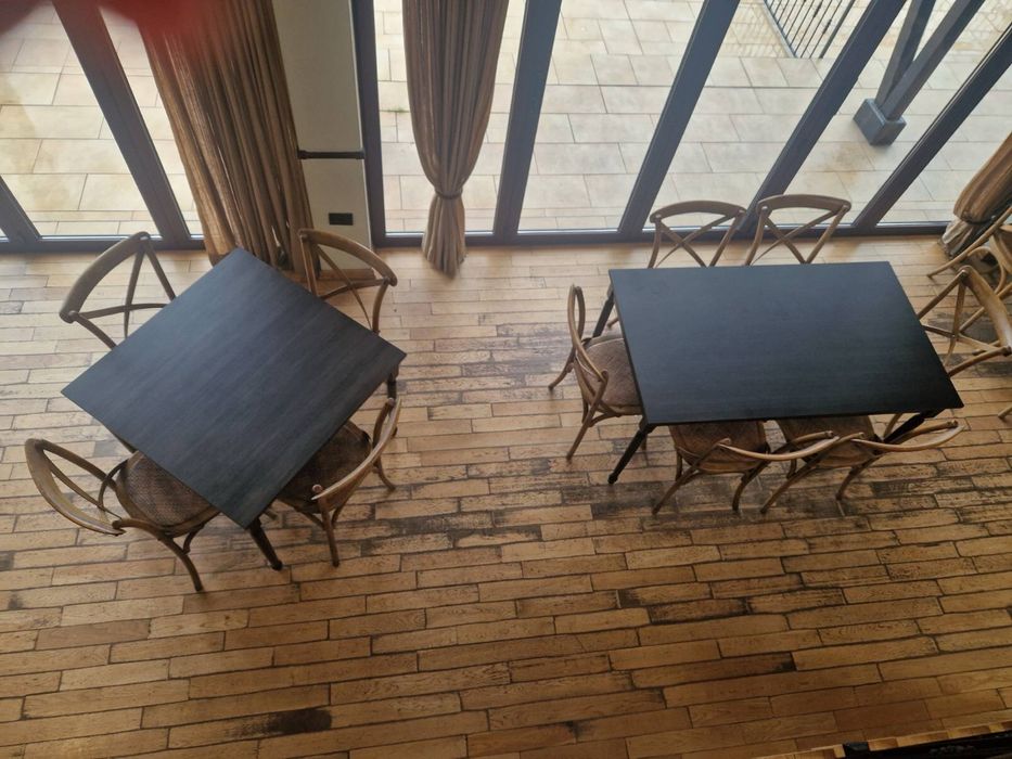 Метална маса с гранитен плот и дървени маси