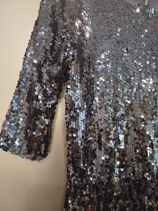 Продавам синя рокля с пайети