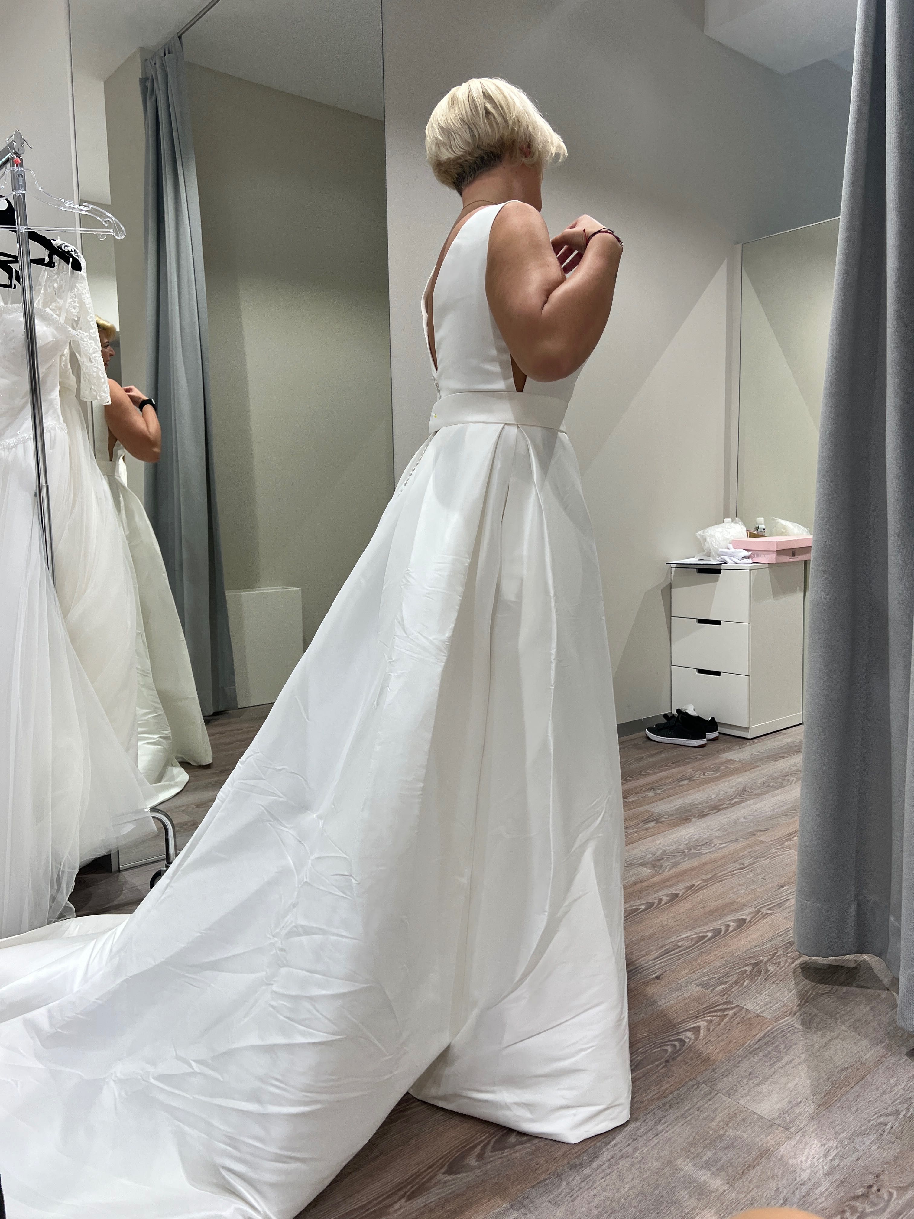 Vand rochie de mireasa- colectia 2024-tafta eleganta-marimea L