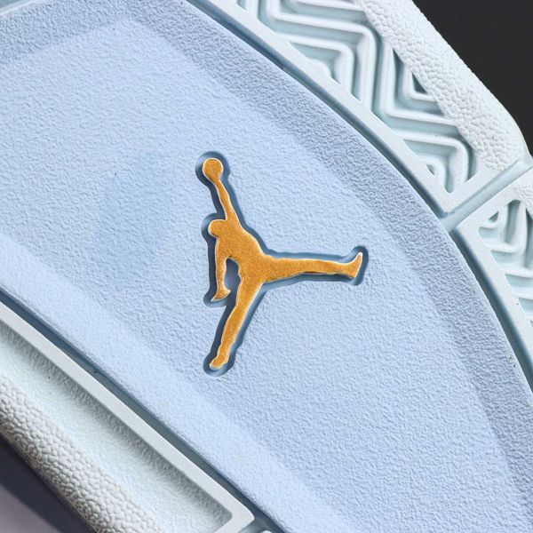 Обувки Air Jordan 4 Retro UNC Tar Heels PE