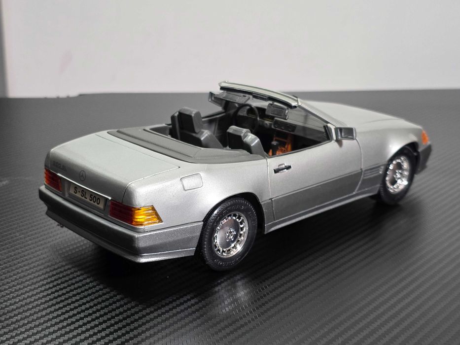 Macheta Auto 1/18 Revell Mercedes Benz 500 SL 1989 Gri