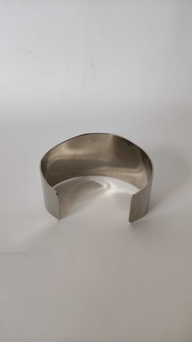 Широка гравирана гривна от сребрист метал