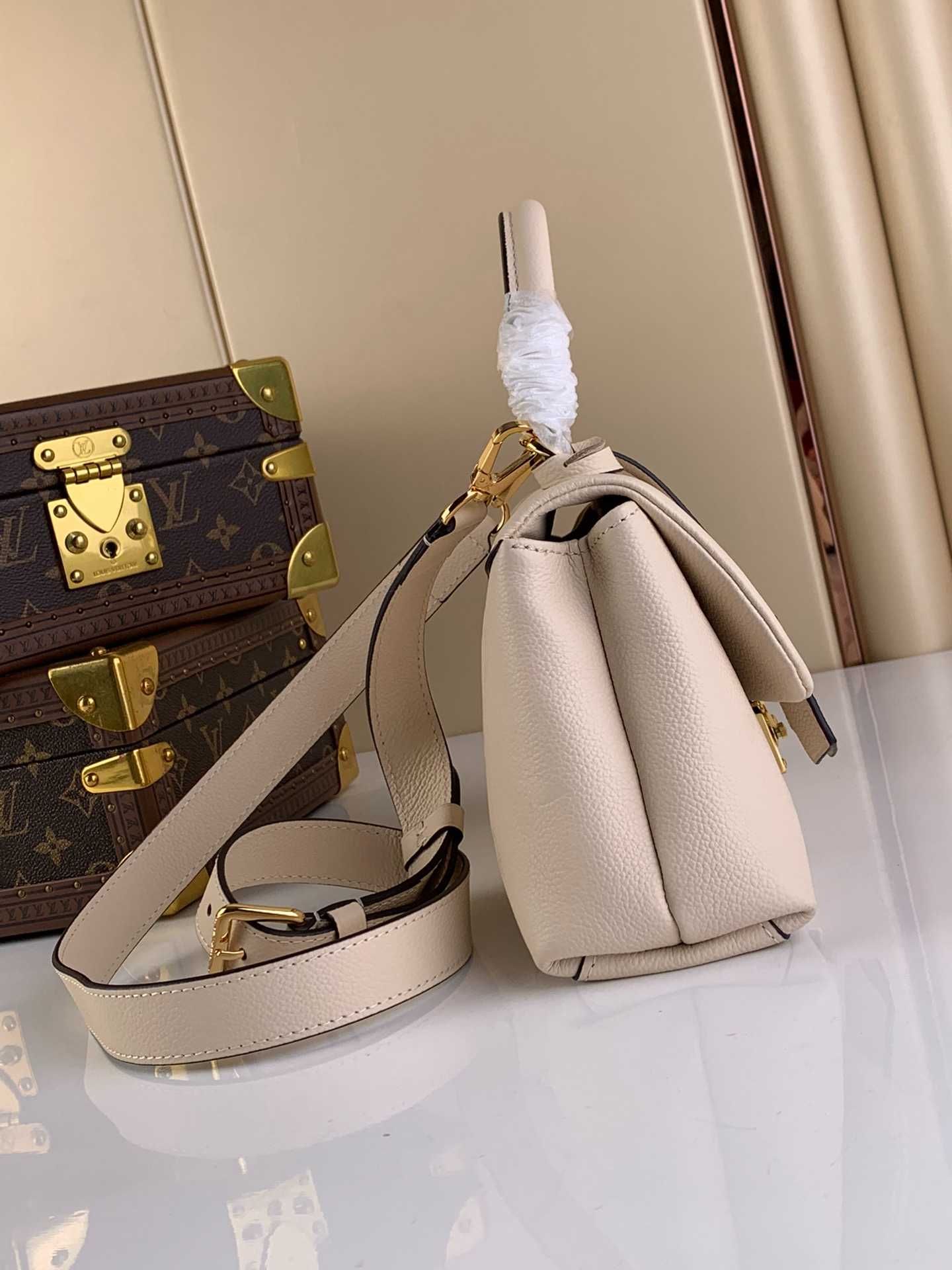 Geanta Louis Vuitton Madeleine BB, 24cm crem, tip Premium