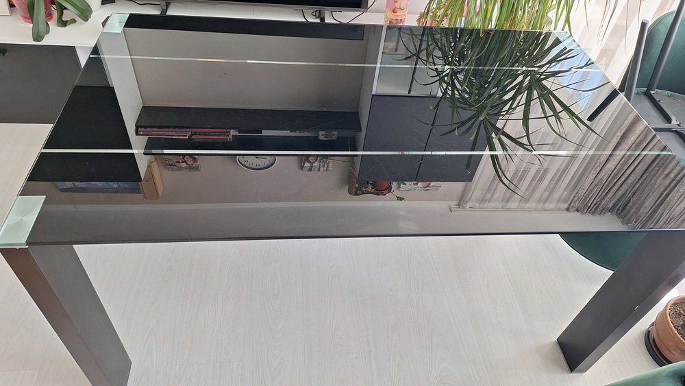 Трапезна маса - стъклена