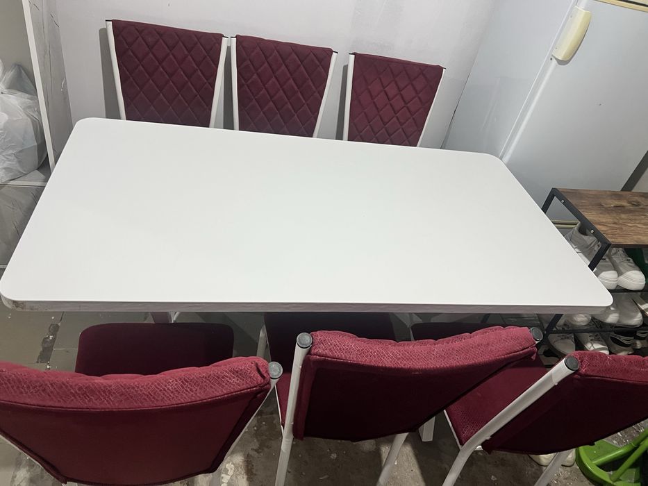 Стол и стулья