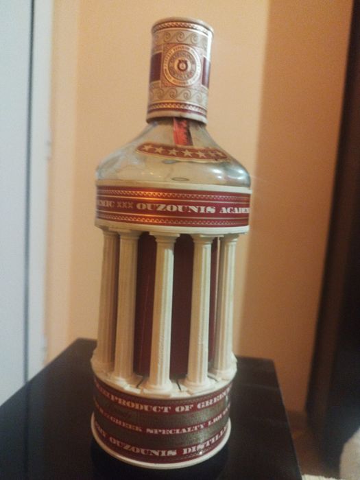 Ouzo Akademic !!!Красива стара бутилка  ,цена 300лв