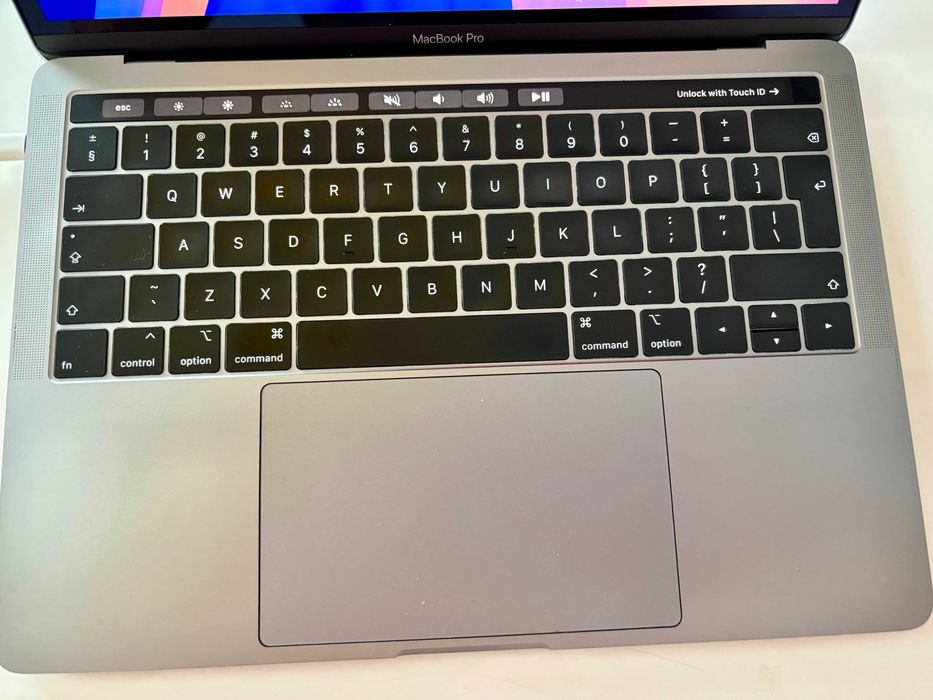 MacBook Pro 13 touchbar, 16GB, i7, 256GB