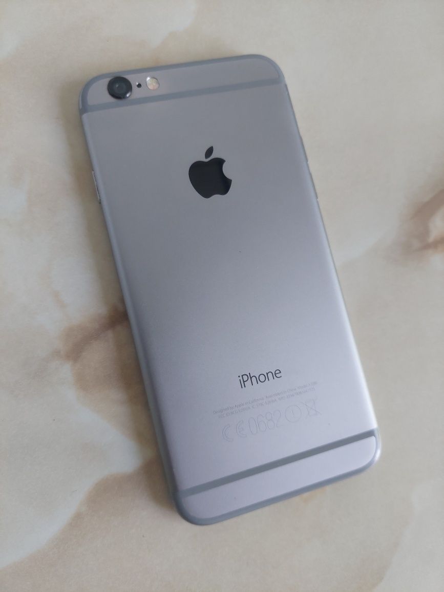 Vând iPhone 6 Silver de 32GB Neverlocked și fără c ont [3 pete] //poze
