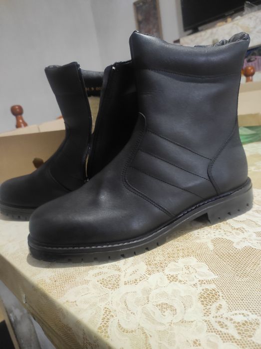 Продавам мъжки зимни обувки.