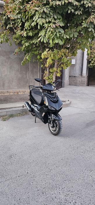 Skuter Kavasaki Italy R2 sotiladi xolati zor