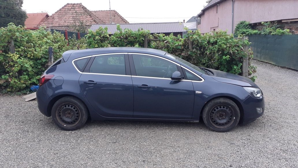 Dezmembrez Piese Opel Astra J Din 2010