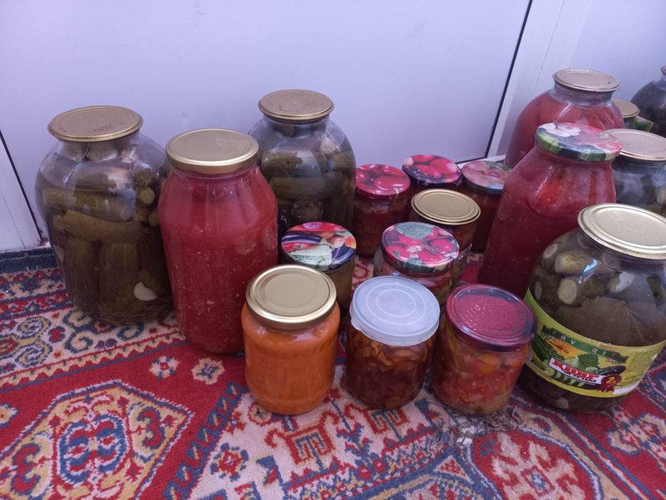 соленье огурцы, помидоры, салаты,варенье,помидоры в собственном соку