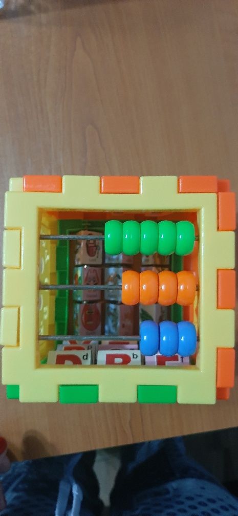 Jucarie cub 2+ colorata si interactiva