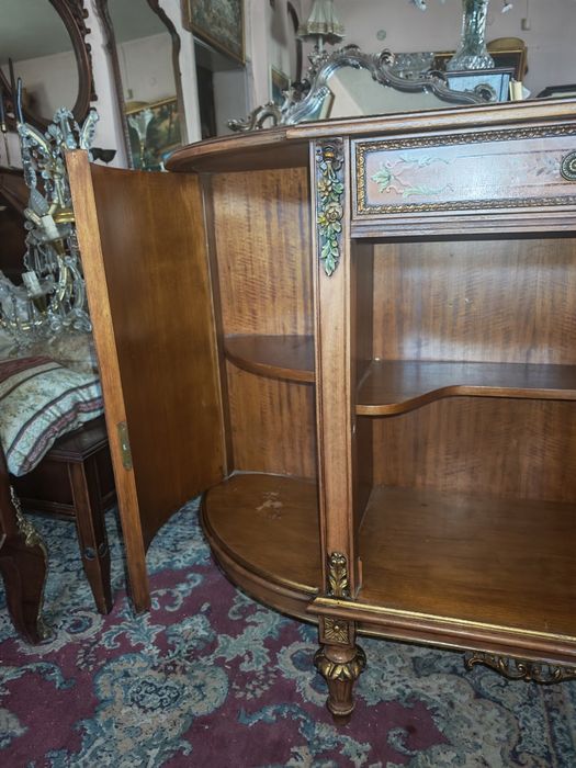 Красив рисуван комод.