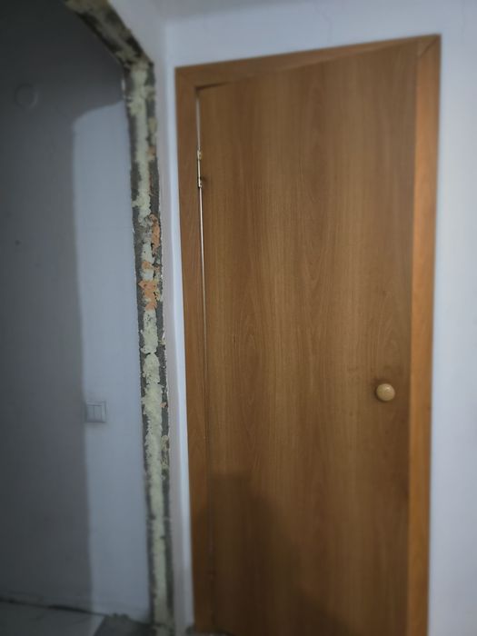 Продам двери межкомнатные  глухие  правое открывание.