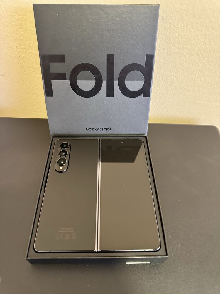Телефон Samsung Galaxy Z Fold 4 512/12GB. Отлично състояние!
