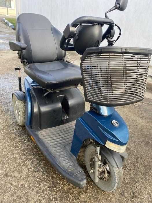 Vand tricicleta si scaun electric pentru persoane cu dizabilități