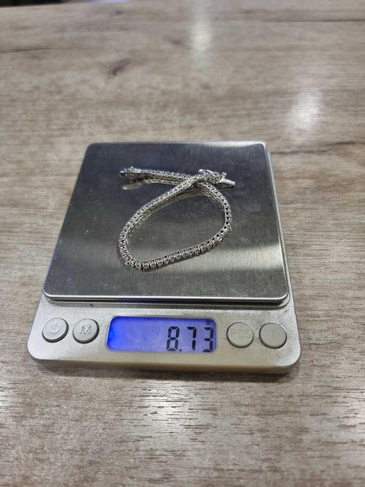 Красива дамска сребърна гривна с инкрустирани множество камъни