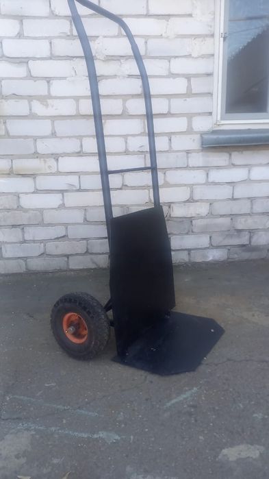 Чёрная тележка из метала