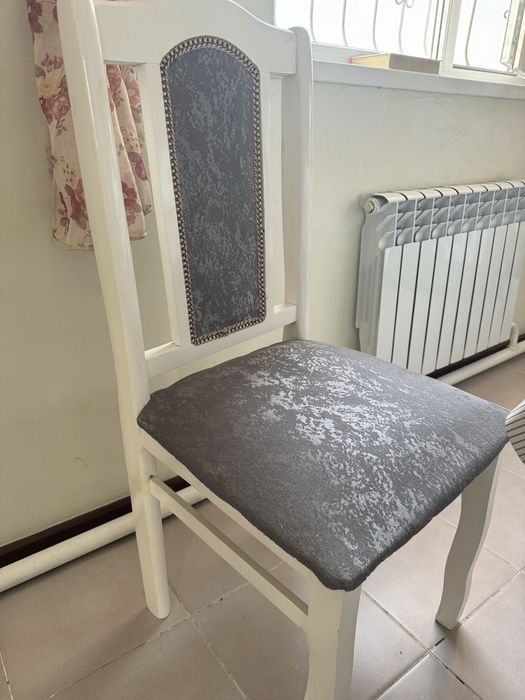 Продам гостинный стол стульями