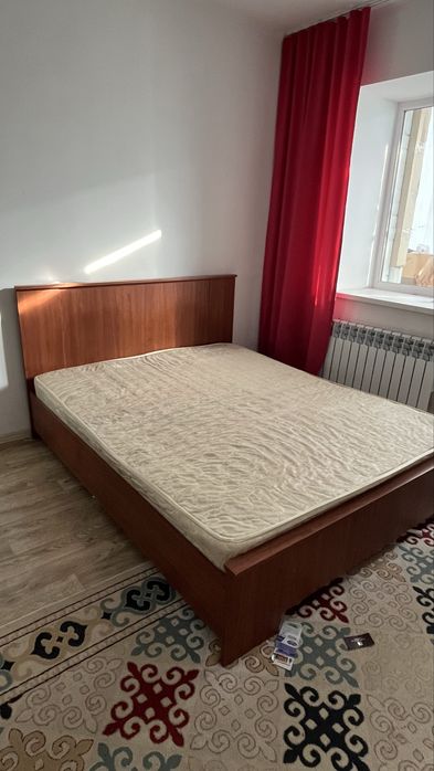 Кровать двухспальная с матрасом