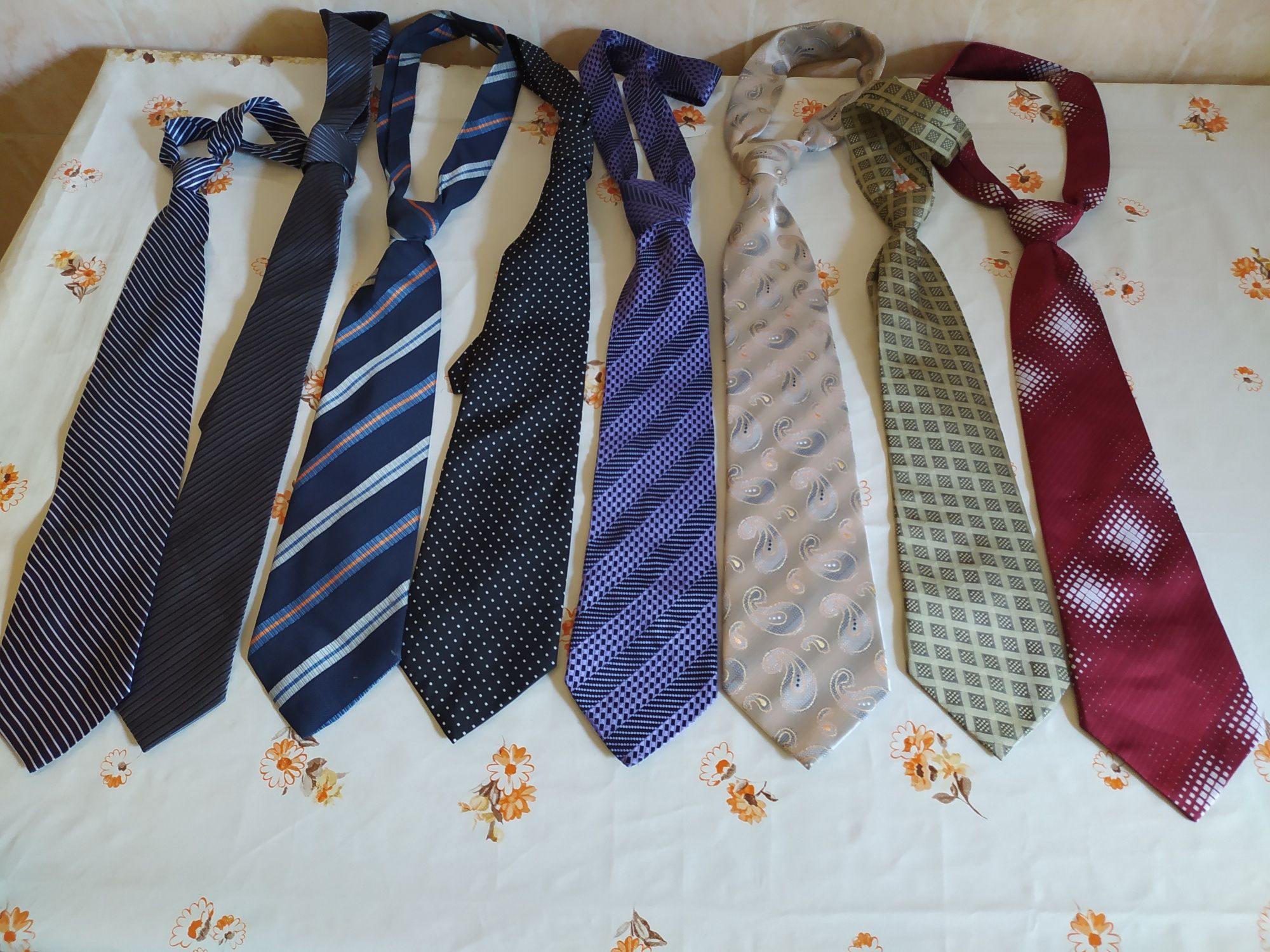 Продам галстуки разные по 300 тенге за штуку