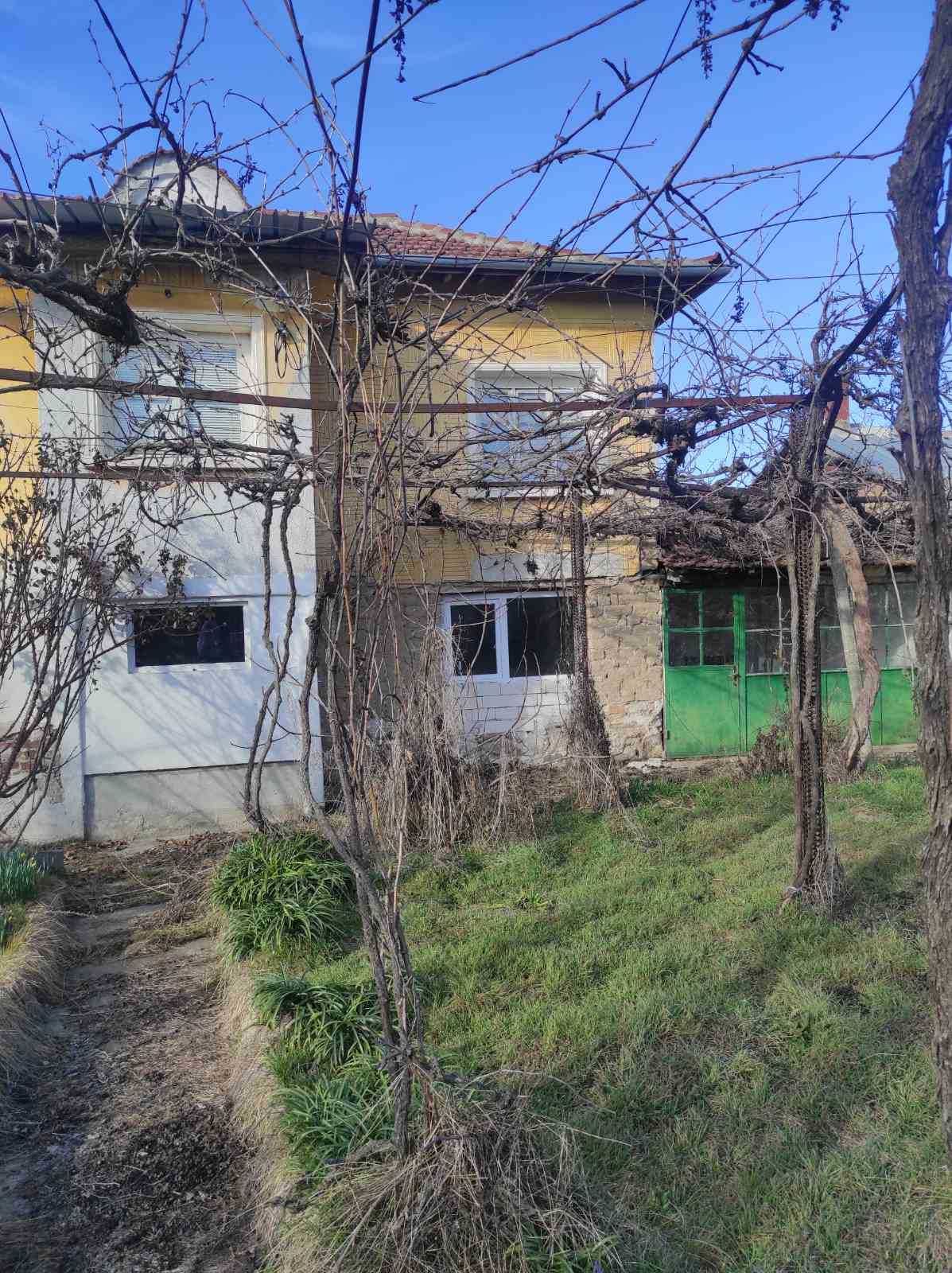 Продавам къща на село