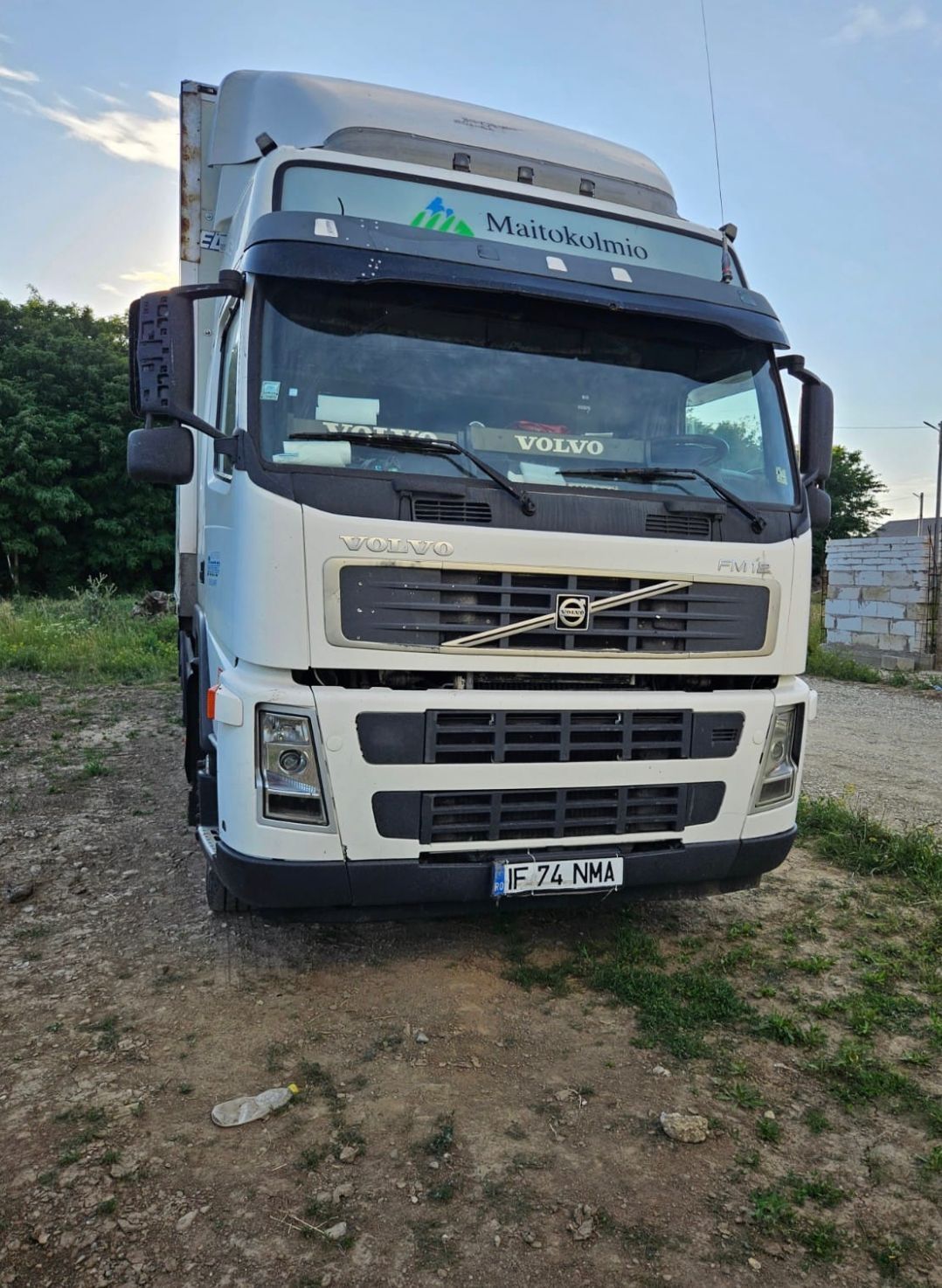 Vând camion volvo 460 de cai + remorca tandem