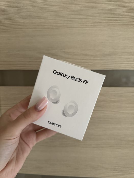 Новые наушники Galaxy Buds FE (белые)