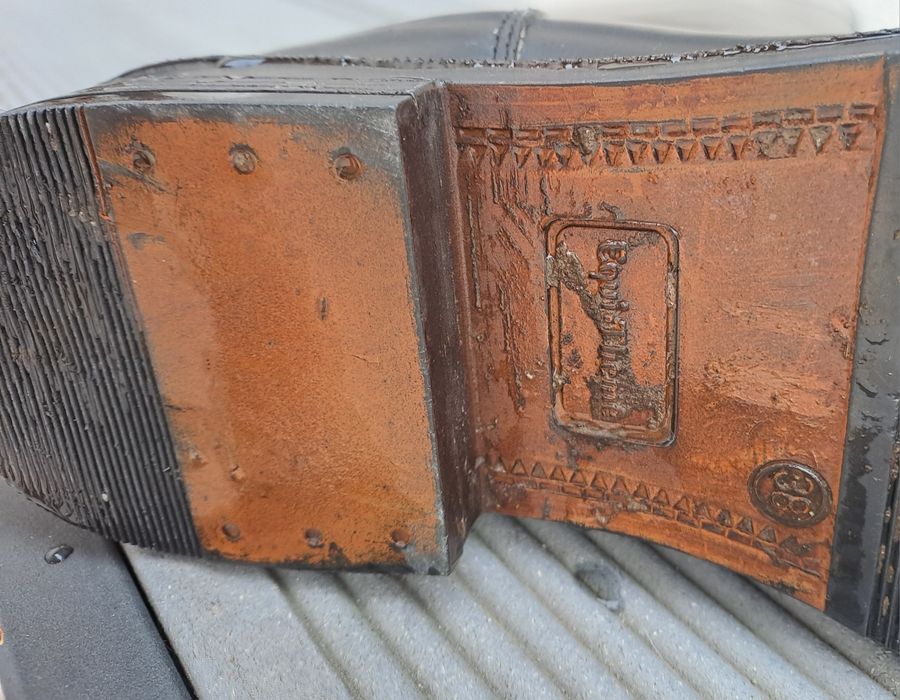 Cizme pentru călărie din piele.