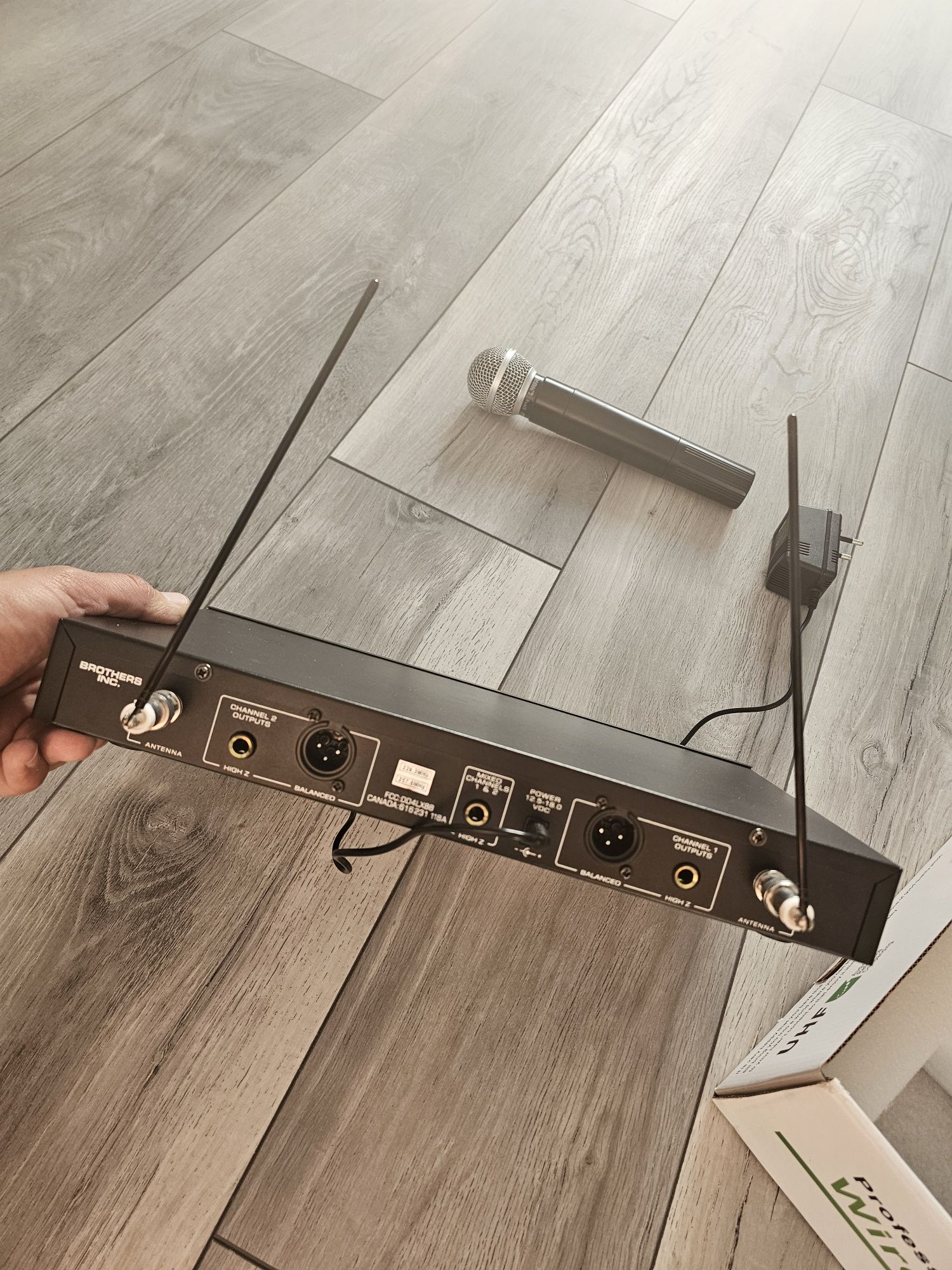 Sistem wireless cu 2 microfoane SHURE LX88-II