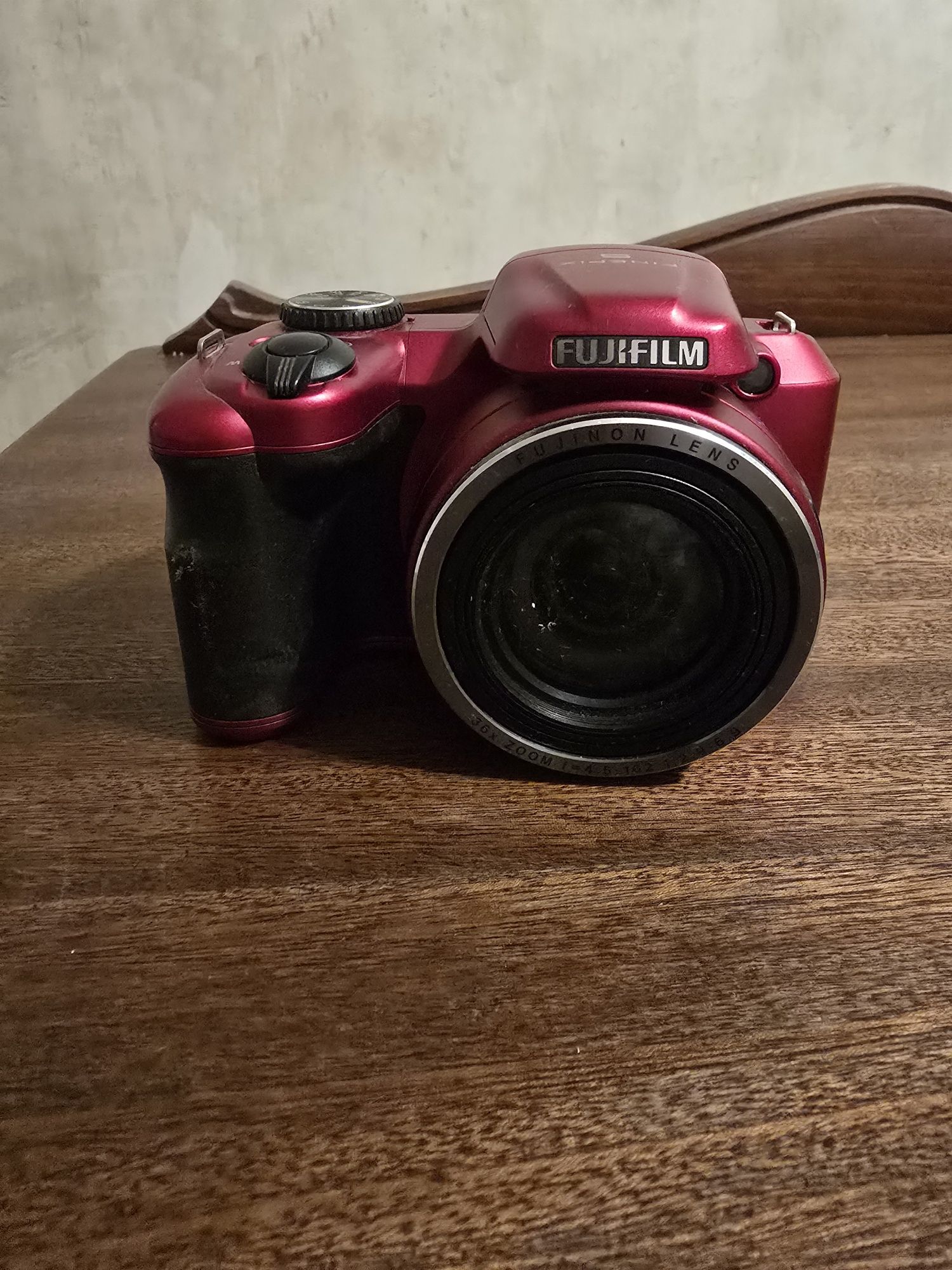 Полу професионален фотоапарат Fujifilm finepix S с 8гб карта памет