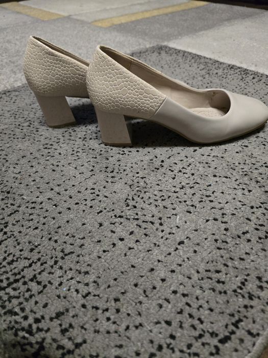 Дамски ежедневни обувки. Цвят светло сив.Подходящи за всеки ден.