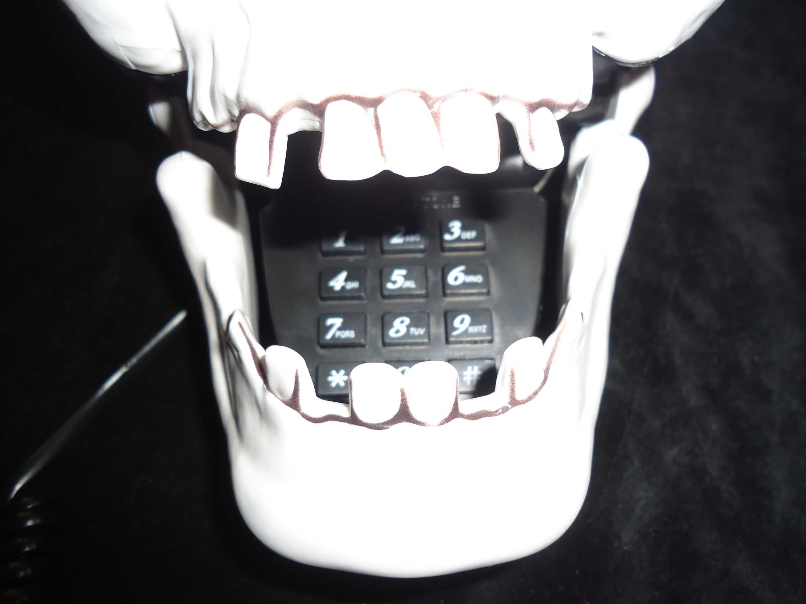 Telefon fix cap de mort craniu skull schelet