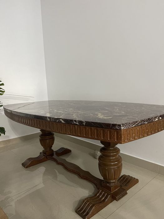 Masa din lemn masiv cu placa de marmura deasupra