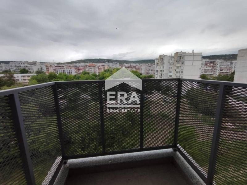 Тристаен ексклузивен апартамент за продажба, с голяма дневна, в новопо