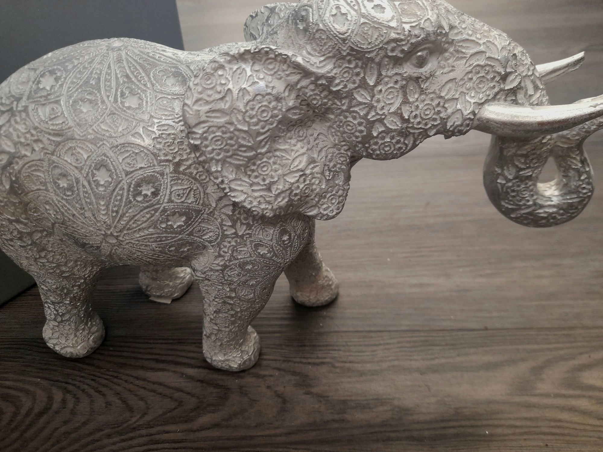 Elefant argintiu, decorațiune