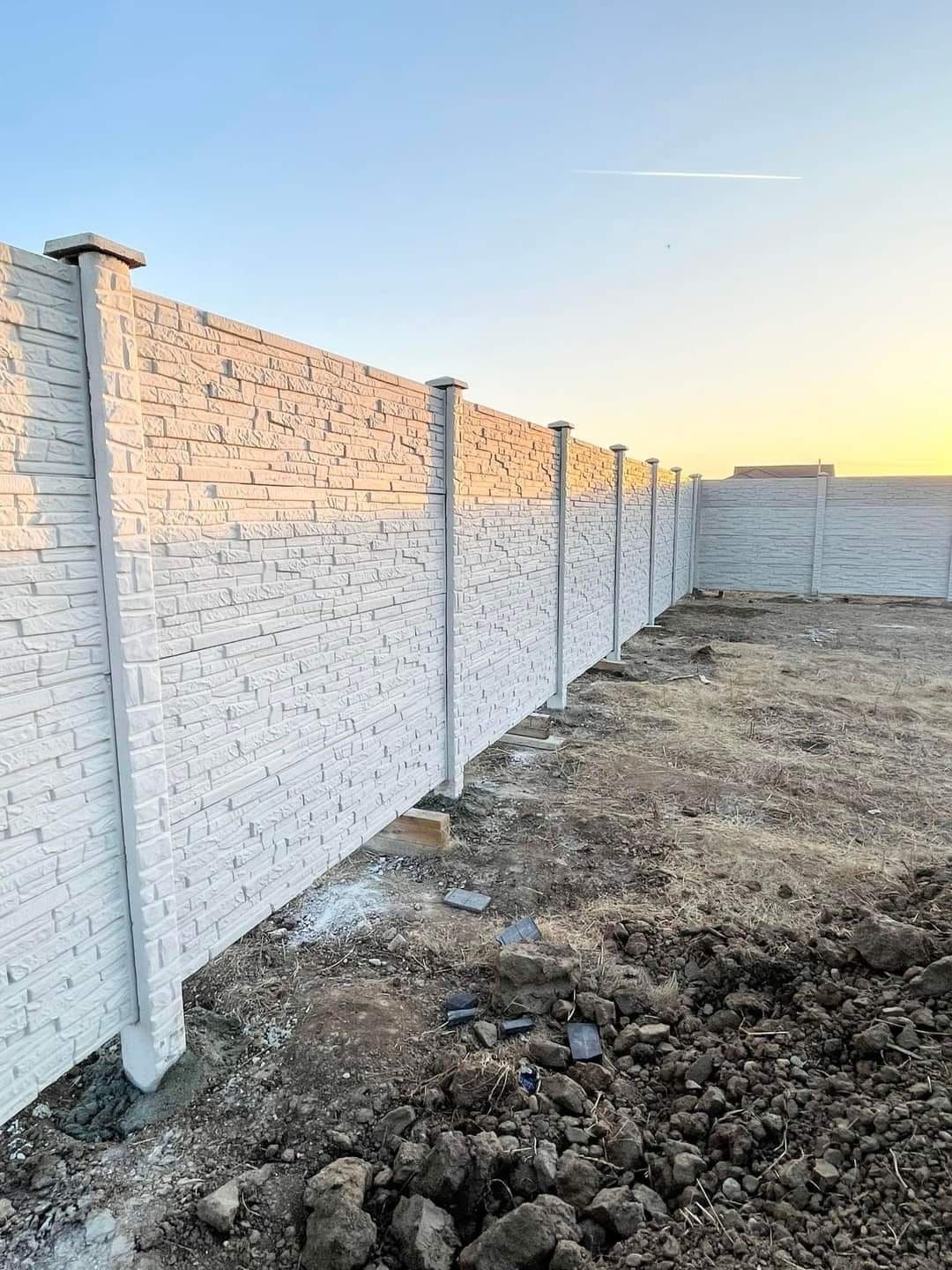Oferta garduri din beton premium placi de gard Model Lemn