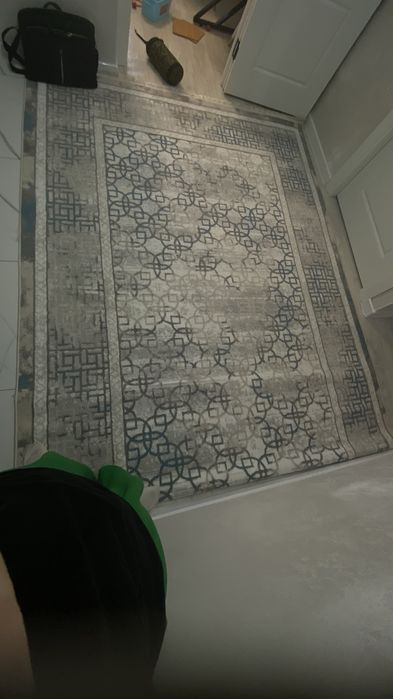 Продам ковер 2 на 3. Почти новый.