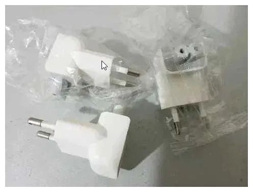 Евро-вилка на блок питания, на зарядку для макбука и зарядки сами.