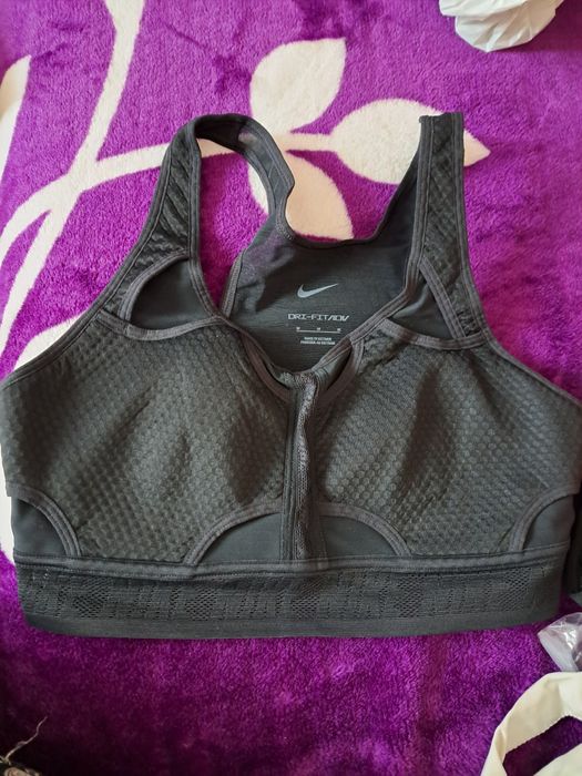 Bustieră Sutien sport 'UltraBreathe'NIKE pe Negru

Design și funcționa