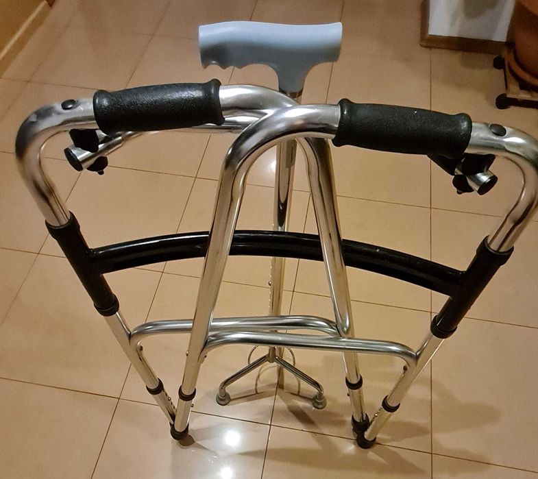 Vand cadru de mers batrani sau handicap