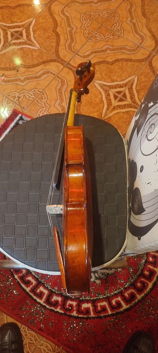 Vând vioară făcută manual cu un ton foarte plăcut spatele din paltin