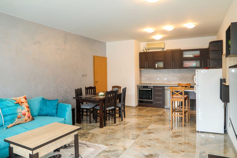 Под Наем тристаен апартамент на първа линия в Равда