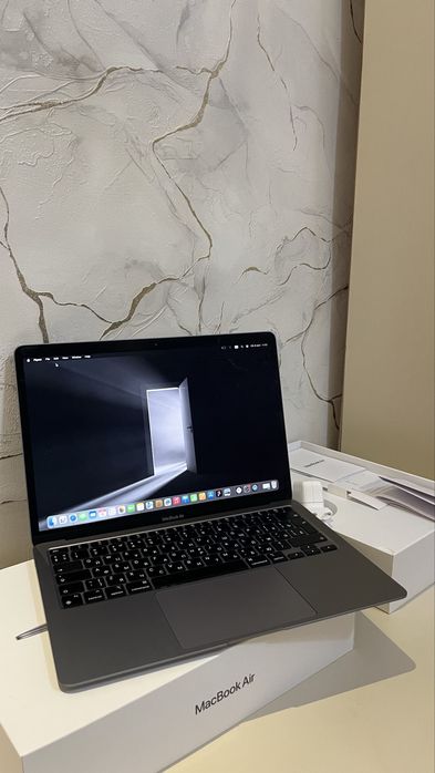 MacBook Air 13, 2020 в идеальном состоянии