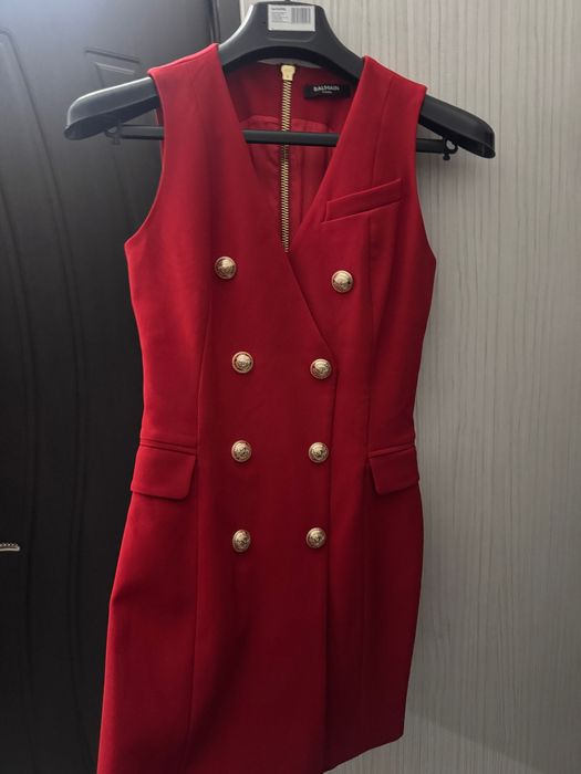 Червена рокля Balmain